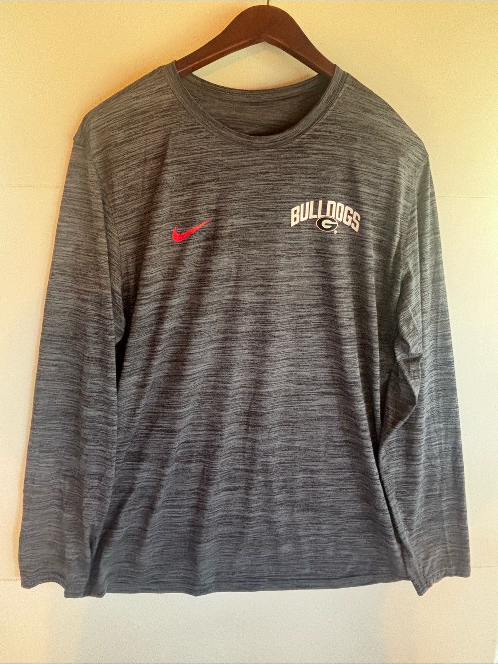 Nike Men’s Heather Gray UGA dry fit shirt, size L